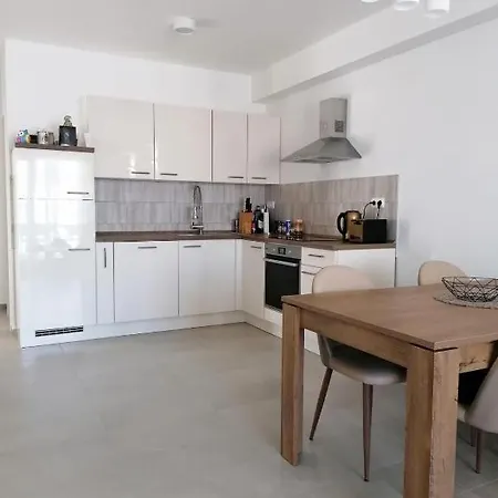 Wioletta Ciovo Okrug Gornji * Трогір